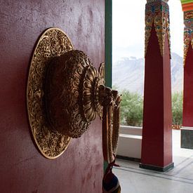 Houten entree deur, boeddhistisch klooster, Himalaya pradesh van LÉON ROEVEN