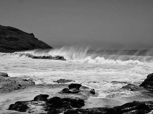 Golven op het strand van Sao Pedro, San Vicente, Kaap Verdië.