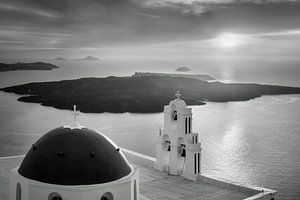 Église sur l'île de Santorin en noir et blanc. sur Manfred Voss, Schwarz-weiss Fotografie