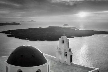 Kirche auf der Insel Santorin in schwarzweiss. von Manfred Voss, Schwarz-weiss Fotografie