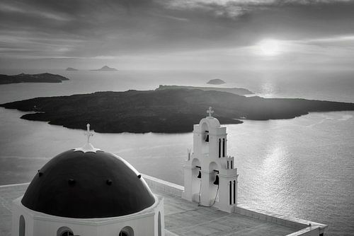 Kerk op het eiland Santorini in zwart-wit.