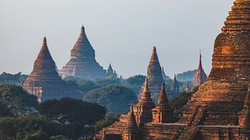 De tempels van Bagan in Myanmar van Roland Brack