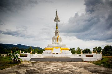 Tempel in Khao lak Thailand van Lindy Schenk-Smit