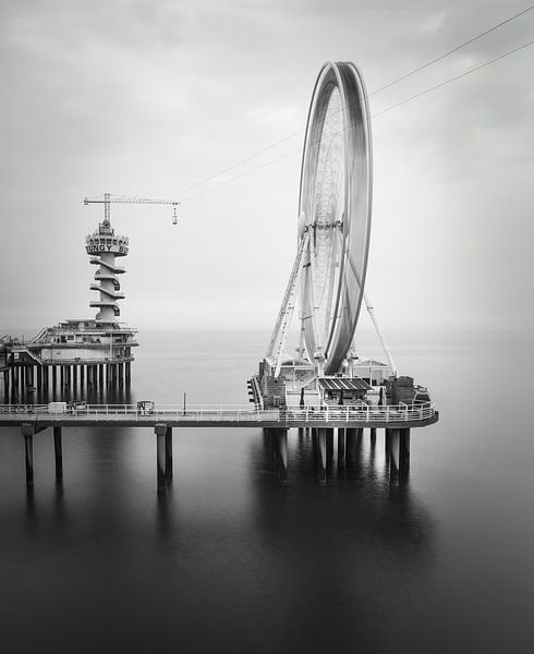 Pier Scheveningen in zwart wit - Nederland van Jolanda Aalbers