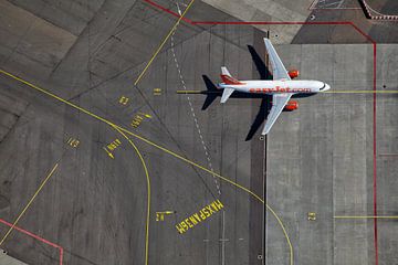 Un Airbus d'EasyJet en route vers la porte d'embarquement sur le tarmac H de l'aéroport de Schiphol.
