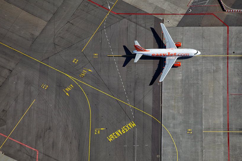 Un Airbus d'EasyJet en route vers la porte d'embarquement sur le tarmac H de l'aéroport de Schiphol. par Marco van Middelkoop