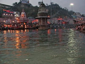 Avond puja aan de rivier de Ganges in India bij zonsondergang by Eye on You
