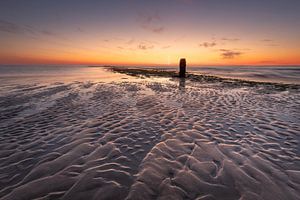 Strand von Sint Maartenszee - Sonnenuntergang mit Mast in der Brandung