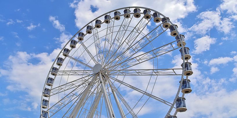 Large Ferris wheel under construction for Kiel Week by MPfoto71
