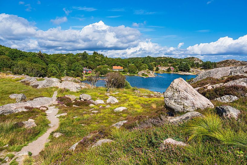 Landschap op het archipeleiland Skjernøya in Noorwegen van Rico Ködder