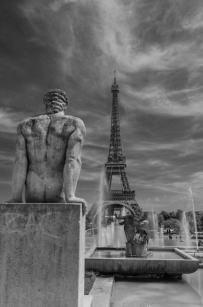 Un homme regarde la Tour Eiffel par Anne van der Heijden