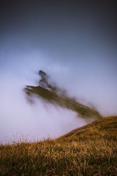 Bergkam gehuld in een sluier van mist van StephanvdLinde