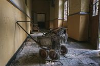 Kinderwagen in een verlaten klooster. van Het Onbekende thumbnail
