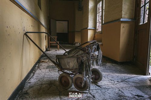 Kinderwagen in een verlaten klooster.