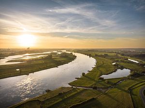 Sonnenaufgang über dem Fluss IJssel im IJsseldelta im Herbst