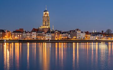 Deventer's Blauwe Uur Schoonheid: Een uitzicht op de skyline van de stad aan de rivier