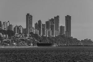 Kustkust met de belangrijkste woongebouwen in het hoogste deel van de stad Salvador Brazil.