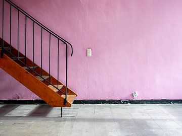 Verlaten kamer in roze met houten trap van Pascale Drent