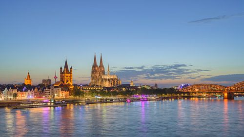Die Skyline von Köln am Abend