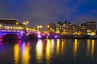 Paysage urbain d'Amsterdam la nuit avec le pont bleu par Eye on You Aperçu