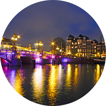 Stadsgezicht van Amsterdam bij avond met de Blauwbrug van Eye on You