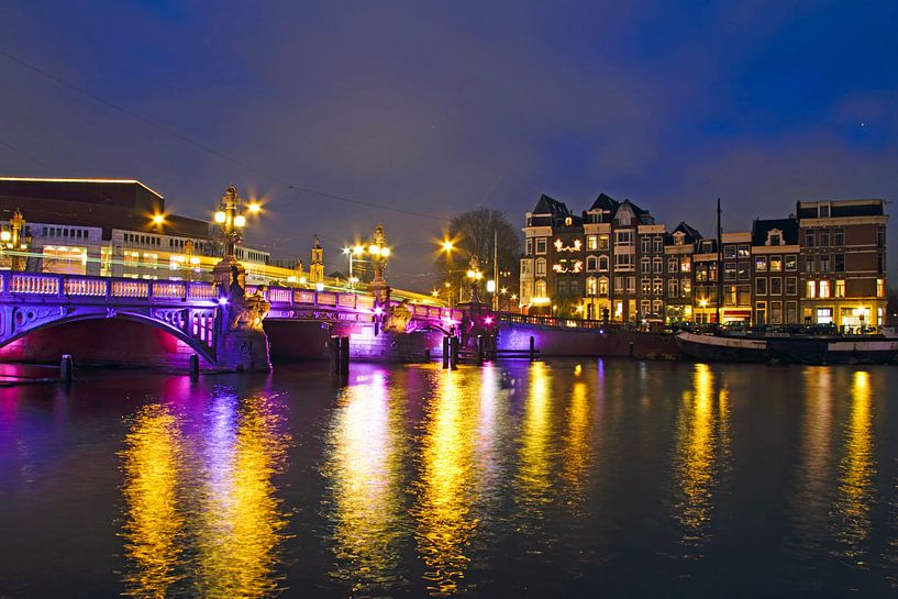 Paysage urbain d'Amsterdam la nuit avec le pont bleu par Eye on You