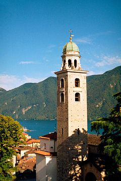 De kerk aan het meer van Lugano I Ticino, Zwitserland van Floris Trapman