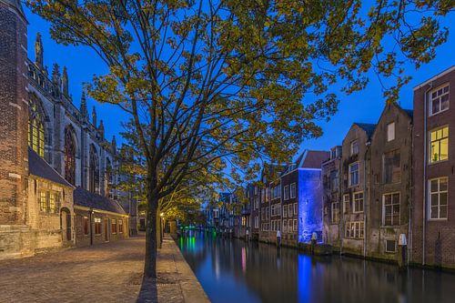Grote Kerk en Pottenkade in Dordrecht in de avond