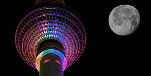 Berliner Fernsehturm mit Mond