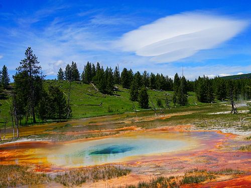Lenticularis wolk boven warmwaterbron in Yellowstone National Park