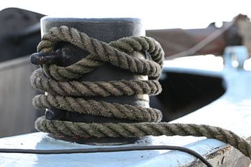 touw om een bolder op een schip