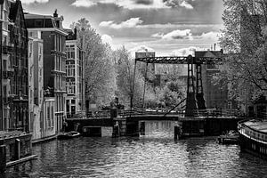 Die Peperbrug (Brücke 281) in Amsterdam in schwarz-weiß.