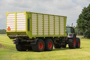 transport van gemaaid gras met tractor en wagen