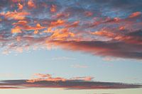Vurige wolkenformatie bij zonsondergang