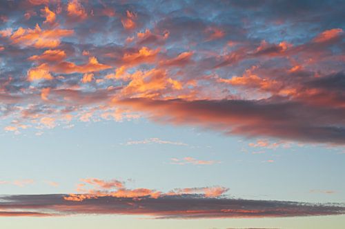 Feurige Wolkenformation bei Sonnenuntergang