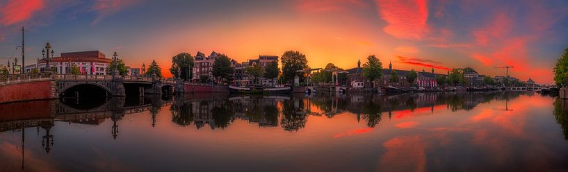 Vue de la rivière Amstel (côté est) et du pont Walter Süskind à Am par Amsterdam.Photos