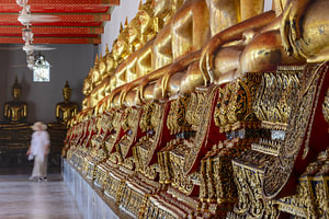 The Woman in the Corridor of Time and Gold