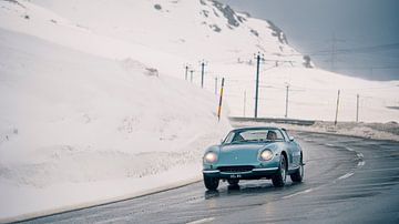 Ferrari 275 GTB in de Alpen van Willem Verstraten