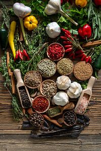 Bunte Gewürzvielfalt mit Knoblauch und Chili
