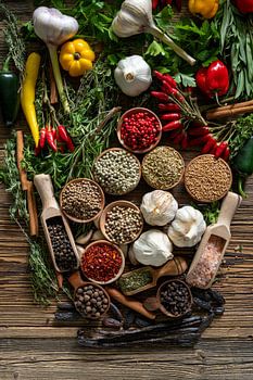 Kleurrijke variatie van kruiden met knoflook en chili