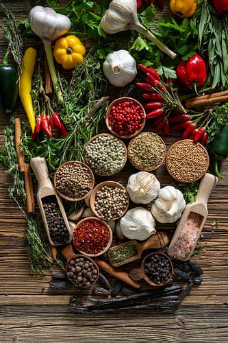 Kleurrijke variatie van kruiden met knoflook en chili