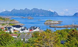Blick auf Kabelvåg auf den Lofoten sur Gisela Scheffbuch