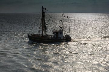 Krabbenkutter vor Büsum von Peter Eckert