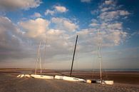 Cadzand catamarans op strand van Peter Bolman thumbnail