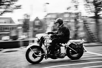 Motorrijder in de straten van Harlingen, Friesland