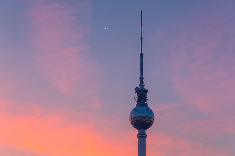 Sonnenaufgang in Berlin am Fernsehturm von Henk Meijer Photography