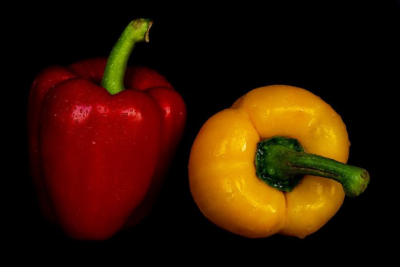 Stilleven Peper rood geel op zwart met waterdruppels van Dieter Walther