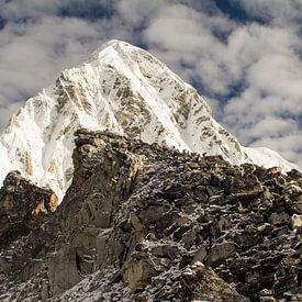 Mt. Pumori bij Everest Base Camp, Nepal van Tom Timmerman