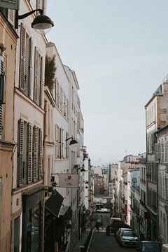 Klassieke straat in Parijs, Montmartre buurt van Manon Visser