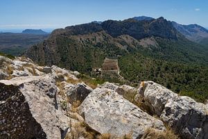 Chaîne de montagnes et rochers sur la côte méditerranéenne